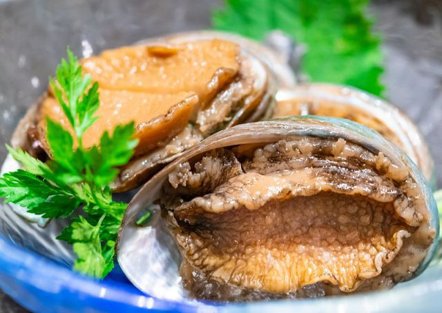 Ngày xưa, đây là món ăn dành cho giới thượng lưu. Tuy nhiên, hiện nay món ăn này đã dần phổ biến. Bạn có thể mua bào như với mức giá trung bình từ khoảng 700.000-1.500.000 đồng/kg để chế biến thành các món ăn bồi bổ cho các thành viên trong gia đình. Ảnh: Internet. Mời độc giả theo dõi video "Chế biến món ngon từ nấm đông cô". Nguồn: VTC.