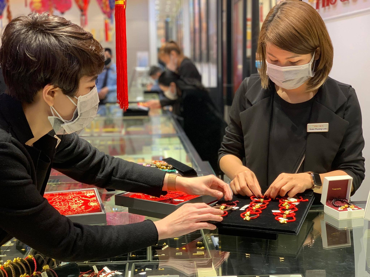 Gia vang hom nay 9/3: Ngam don lai suat, tang gia khong dung