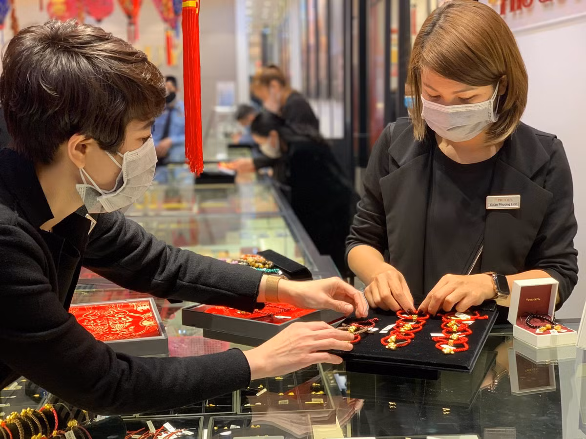 Gia vang hom nay 9/3: Ngam don lai suat, tang gia khong dung