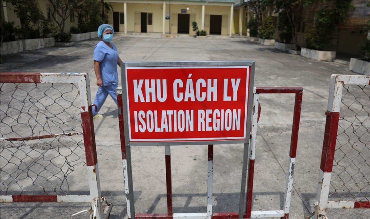 Phat hien 2 ca nhiem COVID-19 khong trieu chung ngay khi het thoi gian cach ly