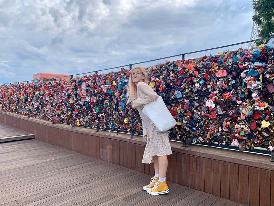 Một trong những lần hiếm hoi “Thánh nữ nhạc chế” diện váy điệu đà và nữ tính.