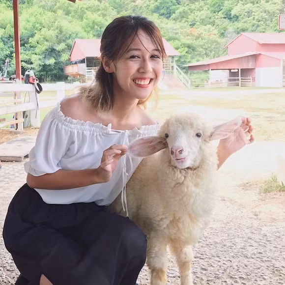 Cách ăn mặc nữ tính và trẻ trung của Hậu Hoàng khiến người hâm mộ khó đoán được tuổi thật của cô.