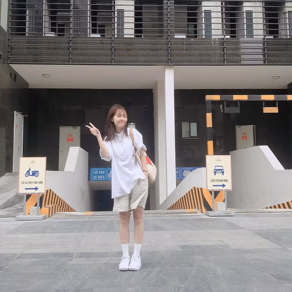 Phong cách phối đồ trẻ trung như học sinh cấp ba là điều thường bắt gặp ở Hậu Hoàng.