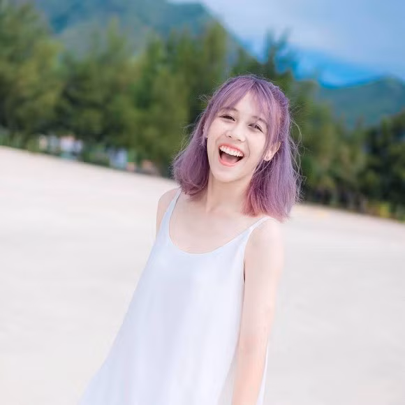 “Thánh nữ nhạc chế” trông cực kỳ ấn tượng khi mặc chiếc đầm trắng để làm nền cho mái tóc màu tím nổi bật.