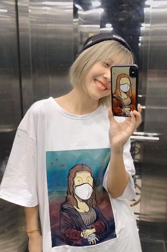 Trang phục giản dị nhưng không thể thiếu trong tủ đồ của cô nàng 25 tuổi là áo phông.