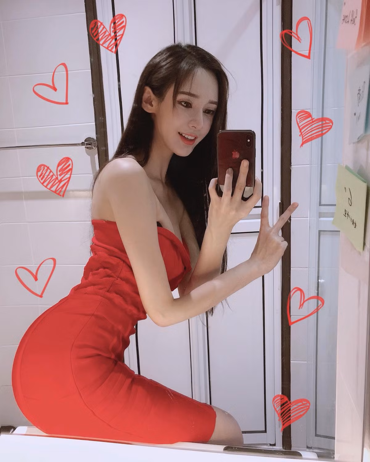 Những trang phục ôm sát tôn lên đường cong cơ thể của Yumi Wong.