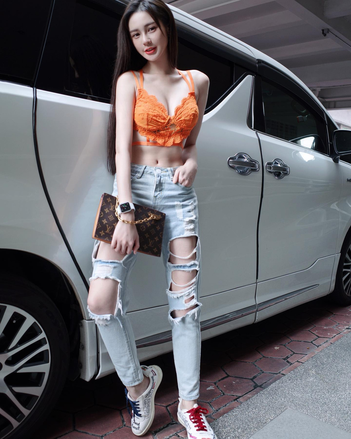 Mỹ nhân 29 tuổi phối đồ vừa gợi cảm vừa cá tính.