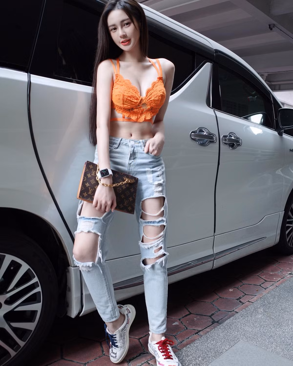 Mỹ nhân 29 tuổi phối đồ vừa gợi cảm vừa cá tính.