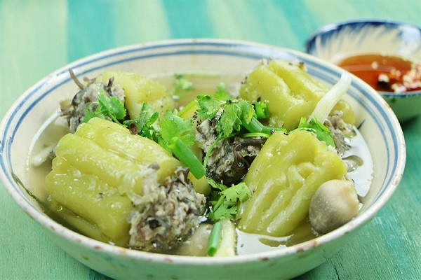 Canh mướp đắng: Mướp đắng thường được dùng làm các món ăn giải nhiệt. Trong tiếng miền Nam, mướp đắng được gọi là khổ qua. Do đó, người dân miền trong thường ăn canh mướp đắng nhồi thịt với ý nghĩa những điều khô cực của hôm nay sẽ qua đi, may mắn, hạnh phúc sẽ đến.