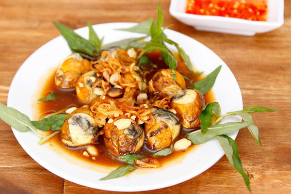 Nguyên nhân của việc làm này rất đơn giản. Nó bắt nguồn từ tên gọi của món ăn. Người Việt cho rằng chữ "lộn" trong trứng vịt lộn sẽ giúp đảo ngược tình thế, biến nguy nan thành bình an. Cũng chính vì lý do này, nhiều gia đình có thói quen ăn trứng vịt lộn vào ngày cuối cùng của năm mới để giải đen.