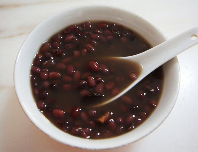 Bạn có thể ăn các món xôi đậu đỏ, chè đậu đỏ... để lấy may vào những ngày cuối tháng cô hồ này. Ảnh: Internet. Mời độc giả theo dõi video "Chế biến món ngon từ nấm đông cô". Nguồn: VTC.