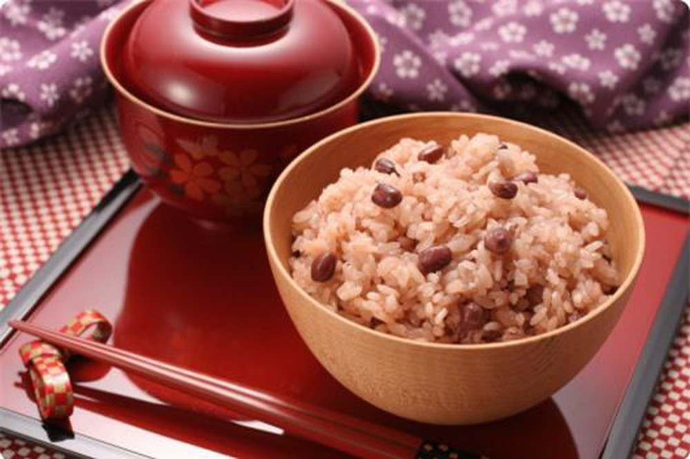 Món ăn từ đậu đỏ: Theo quan niệm dân gian, đậu đỏ là món ăn mang lại may mắn. Do đó, ăn đậu đỏ vào những ngày cuối tháng là cách để giảm bớt những điều không may, tăng thêm may mắn được nhiều người áp dụng.