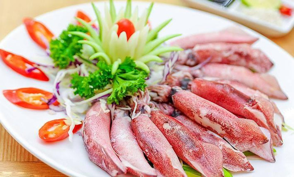 Mực: Từ lâu người Việt đã quan niệm "đen như mực". Do đó, mực là món ăn đại kỵ vào những ngày đầu tháng. Tuy nhiên, đây lại là món "giải đen" được nhiều người lựa chọn vào dịp cuối tháng hoặc cuối năm để xả xui.