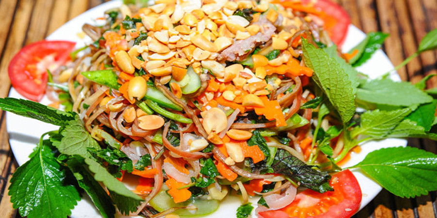 Nộm hoa chuối rừng: Hương vị đặc trưng của nộm hoa chuối là cái giòn sần sật của hoa chuối với hương nồng của các loại rau thơm, chất cay cay của ớt và vị bùi của lạc rang... Tất cả gắn quyện như một bản nhạc đa âm sắc, thưởng thức một lần lại thòm thèm muốn ăn nữa.