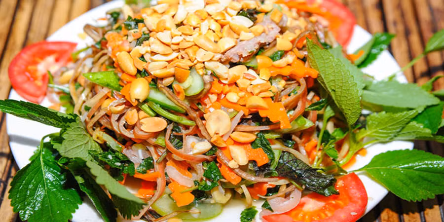 Nộm hoa chuối rừng: Hương vị đặc trưng của nộm hoa chuối là cái giòn sần sật của hoa chuối với hương nồng của các loại rau thơm, chất cay cay của ớt và vị bùi của lạc rang... Tất cả gắn quyện như một bản nhạc đa âm sắc, thưởng thức một lần lại thòm thèm muốn ăn nữa.