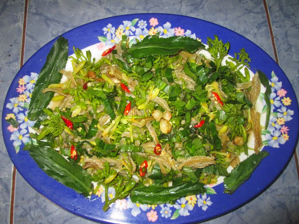 Tại Pù Luông còn có một món ăn khá độc đáo là gỏi cà dại trộn hoa đu đủ đực. Đây là món ăn rất đặc trưng của người Thái, tuy nhiên để thưởng thức món này, bạn cần phải đặt trước. Nguyên do là cà dại rừng và trái mắc khén rất khó tìm. Món gỏi hoa đu đủ này có vị mằn mặn của muối, vị ngậy của cà rừng và mùi thơm the mát của mắc khén cùng tỏi ớt hòa quyện và chút đắng ngắt của hoa đu đủ.