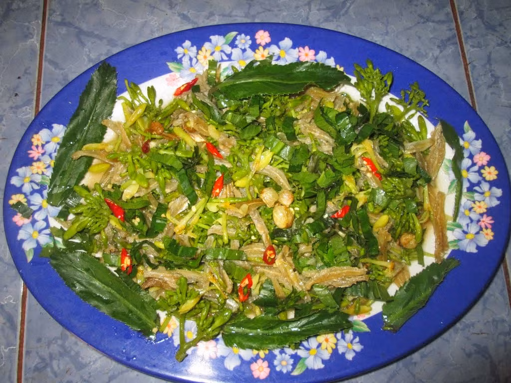 Tại Pù Luông còn có một món ăn khá độc đáo là gỏi cà dại trộn hoa đu đủ đực. Đây là món ăn rất đặc trưng của người Thái, tuy nhiên để thưởng thức món này, bạn cần phải đặt trước. Nguyên do là cà dại rừng và trái mắc khén rất khó tìm. Món gỏi hoa đu đủ này có vị mằn mặn của muối, vị ngậy của cà rừng và mùi thơm the mát của mắc khén cùng tỏi ớt hòa quyện và chút đắng ngắt của hoa đu đủ.