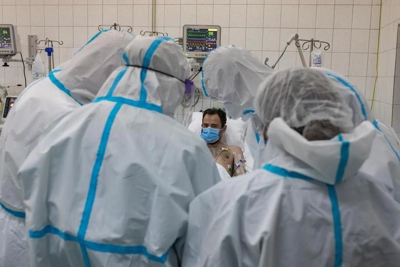 Các nhân viên y tế đang tập trung kiểm tra bệnh tình của một bệnh nhân COVID-19 bên trong phòng ICU thuộc bệnh viện Các bệnh truyền nhiễm và bệnh nhiệt đới ở Belgrade, Serbia.