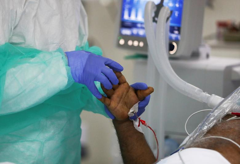 Nhân viên y tế đang chăm sóc bệnh nhân tại ICU của bệnh viện the La Paz ở Madrid, Tây Ban Nha.