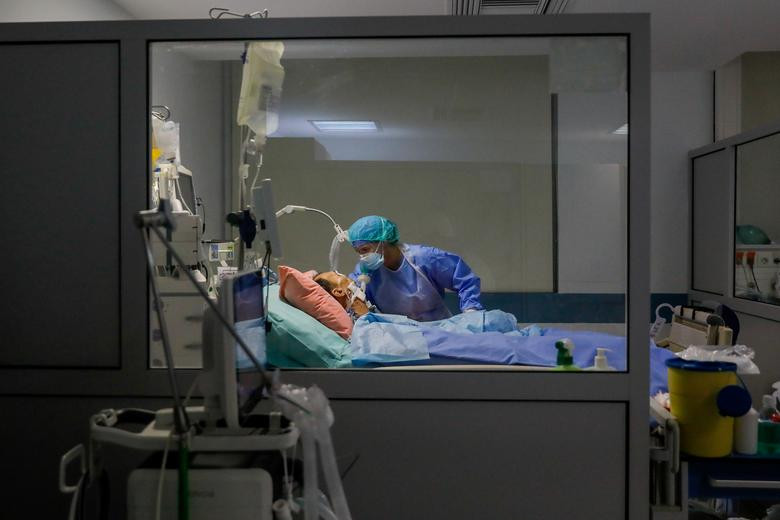Một nhân viên y tế kiểm tra sức khỏe bệnh nhân nhiễm virus SARS-CoV-2 tại phòng ICU ở bệnh viện Sotiria tại Athens, Hy Lạp.