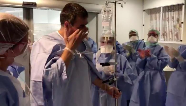 Một bệnh nhân COVID-19 khỏi bệnh đang lau nước mắt khi được nhân viên bệnh viện chúc mừng lúc đi ra khỏi phòng chăm sóc đặc biệt ở Suresnes, Pháp. Ảnh: Reuters.