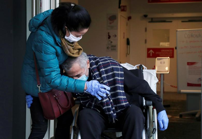 Antoine Sassine, bác sĩ tiết niệu người Bỉ tại Bệnh viện Chirec Delta, người sống sót sau 6 tuần điều trị COVID-19 trong phòng chăm sóc đặc biệt và 3,5 tuần trong tình trạng hôn mê tại bệnh viện ở Brussels, Bỉ. Trong hình là ông đang ôm vợ khi được ra viện.