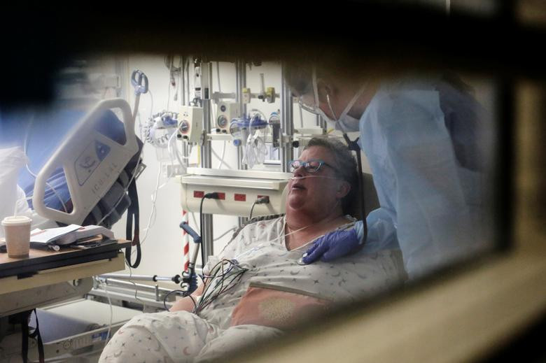 Bác sĩ chăm sóc sức khỏe bệnh nhân COVID-19 trong ICU tại Trung tâm Y tế Đại học Washington - Montlake ở Seattle, Washington, Mỹ.