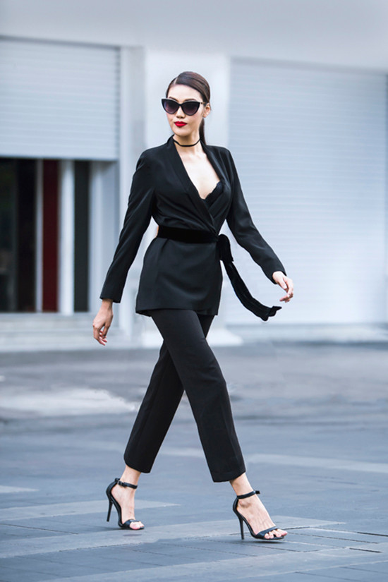 Lan Khuê khoe vóc dáng hoàn hảo trong chiếc áo vest cổ sâu giúp cô khoe khéo đường viền nội y.