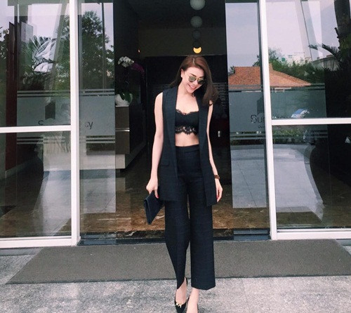 Trà Ngọc Hằng gợi cảm mà vẫn thanh lịch với mốt khoe nội y đen xuống phố.