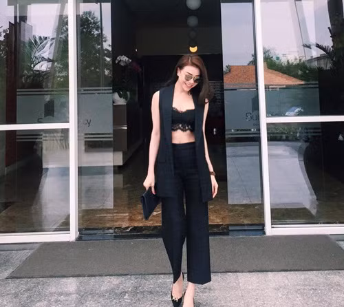 Trà Ngọc Hằng gợi cảm mà vẫn thanh lịch với mốt khoe nội y đen xuống phố.