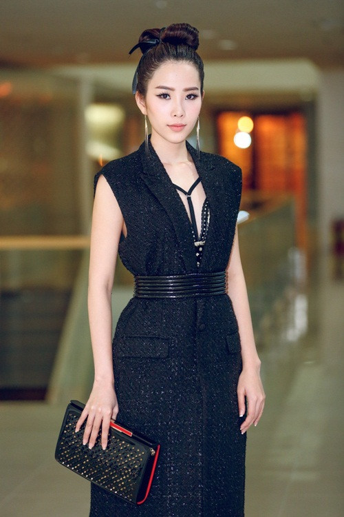 Người đẹp Nam Em cũng yêu thích kiểu khoe nội y tinh tế mà gợi cảm.