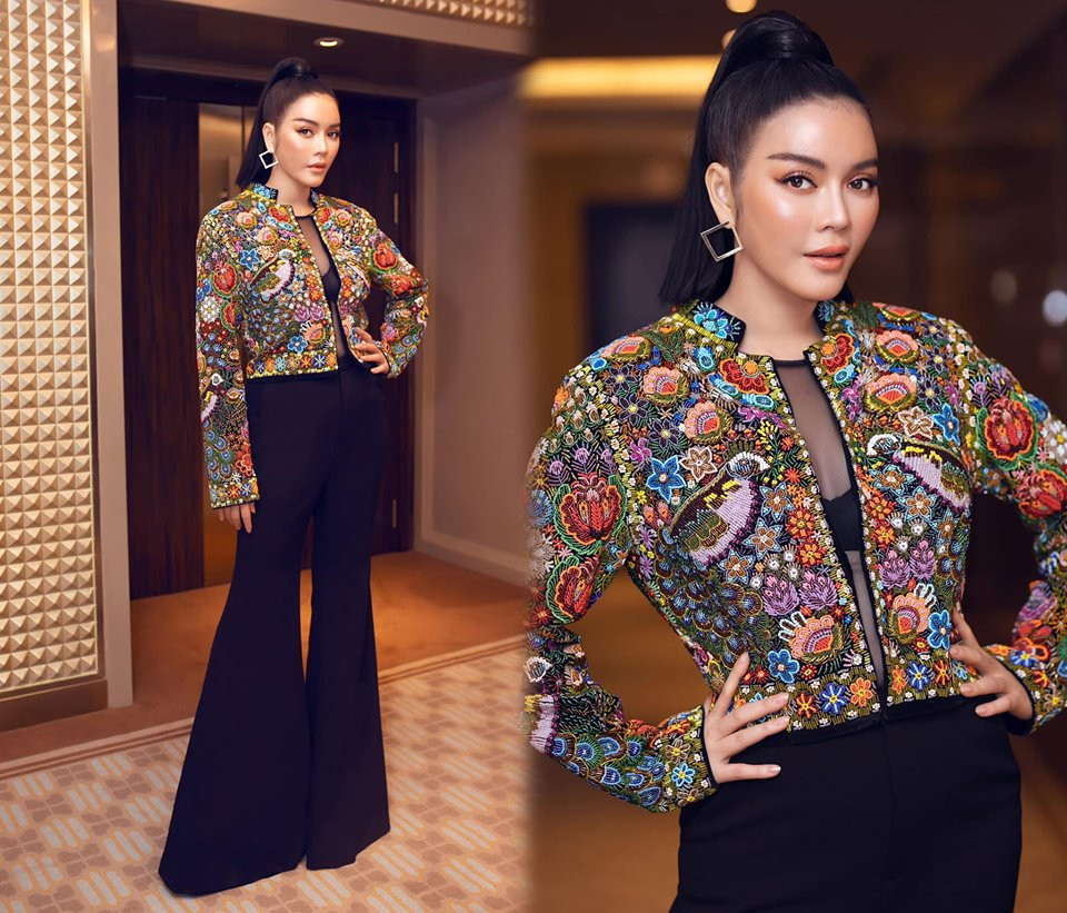 Hồi tháng 7 năm ngoái, nữ diễn viên từng khiến người đối diện ấn tượng khi diện chiếc áo vest được đính hàng triệu viên đá quý kết hợp với nội y khi đi sự kiện.