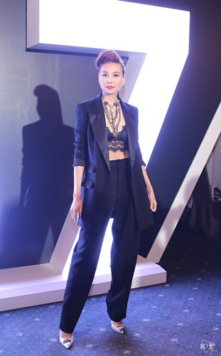 Thanh Hằng gây chú ý với bộ vest đen, phụ kiện vòng cổ kim loại cầu kỳ. Đặc biệt, cô táo bạo phanh áo, khoe nội y và hình thể gợi cảm.