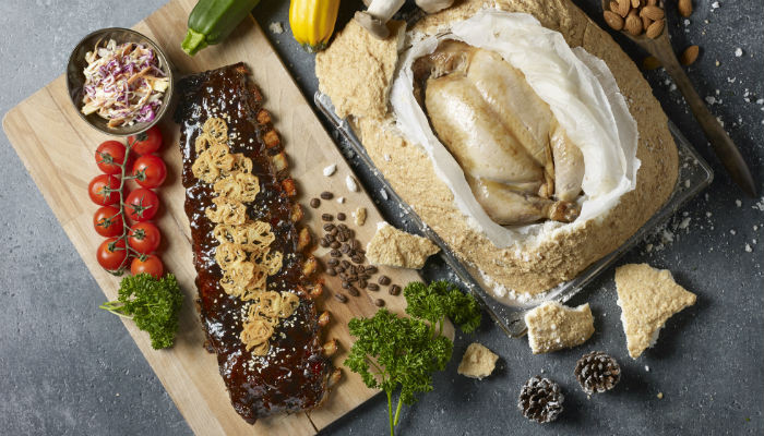 Điều đặc biệt khi chế biến món gà nướng muối này là người ta sử dụng rất ít gia vị. Gia vị là để làm nổi bật hương vị của thịt gà chứ không phải làm lu mờ nó. Cách làm này hoàn toàn trái ngược với các món ăn đậm đà gia vị như cà ri gà chẳng hạn.