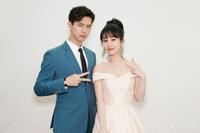 Trong khi Lý Hiện bảnh bao mặc suit thì Dương Tử lại gợi cảm với đầm trễ vai.