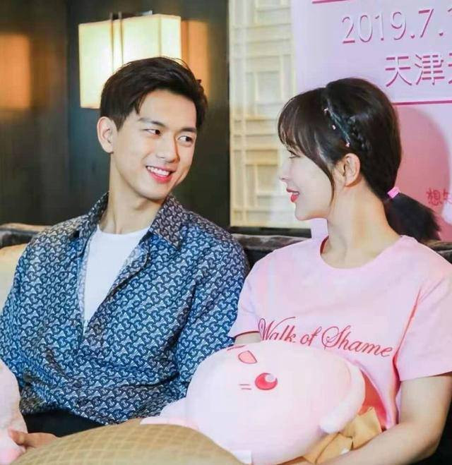 Không chỉ ăn mặc đồng điệu, Lý Hiện và Dương Tử còn thường xuyên trao nhau những cử chỉ thể hiện tình cảm.