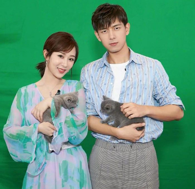 Khi đi sự kiện, cặp đôi chọn trang phục thanh lịch nhưng cũng vô cùng trẻ trung.