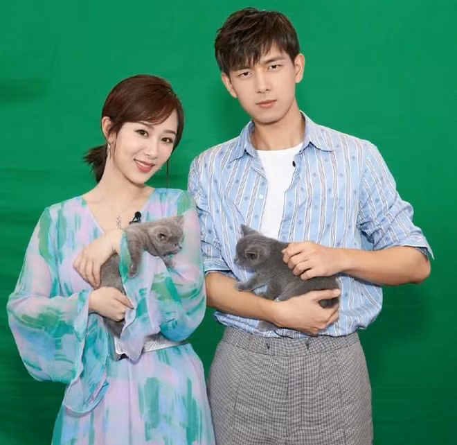 Khi đi sự kiện, cặp đôi chọn trang phục thanh lịch nhưng cũng vô cùng trẻ trung.