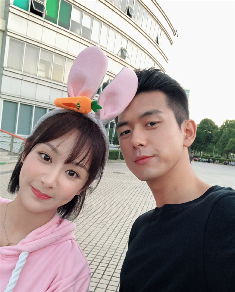 Cặp đôi ăn mặc đơn giản chụp ảnh "tự sướng" cùng nhau.