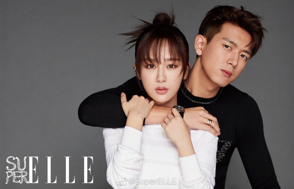 Khi thì mặc áo len màu đối lập với nhau để chụp ảnh trên tạp chí.