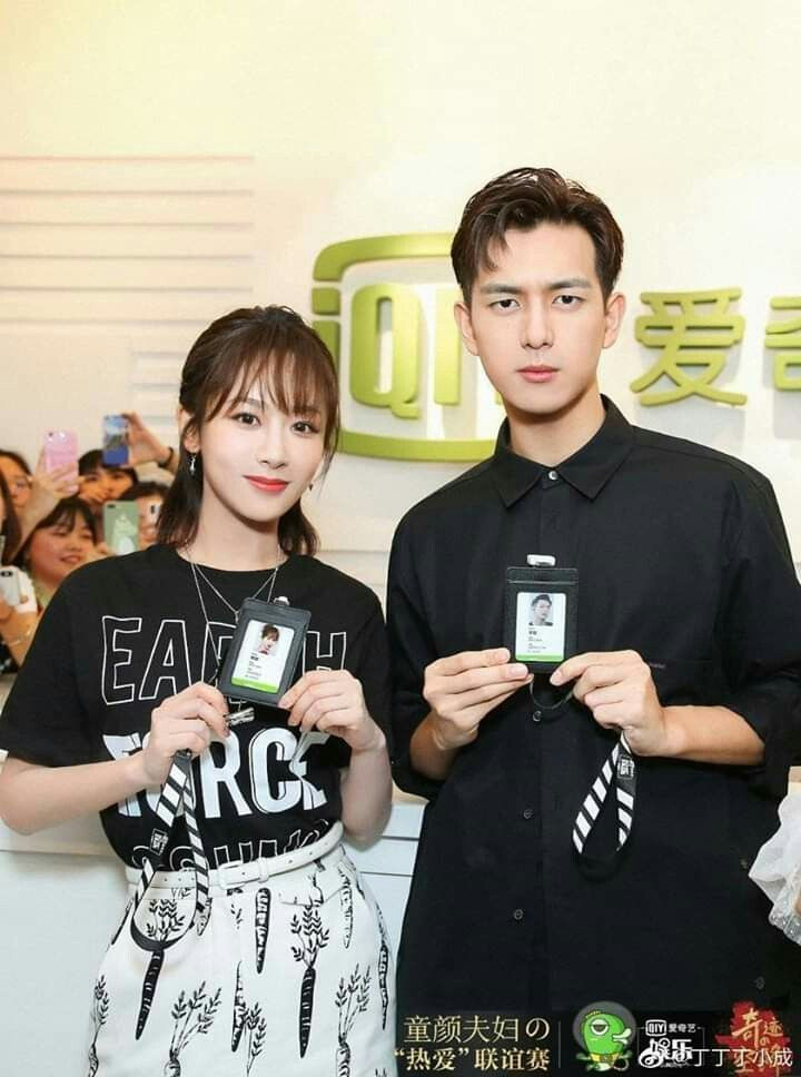 Cặp đôi cùng chọn trang phục tông màu đen trắng ăn ý khi đi sự kiện.