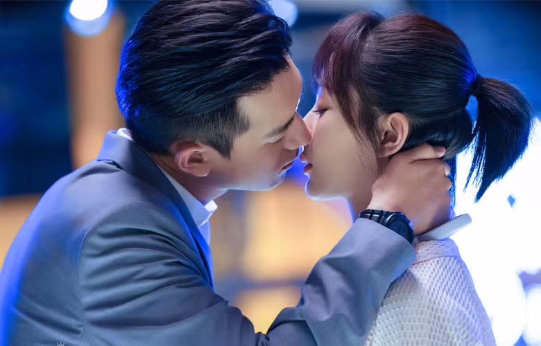 Họ dành cho nhau những nụ hôn nóng bỏng. Ảnh: Internet. Video "Minh Hằng chia sẻ về phong cách thời trang". Nguồn: VTC.