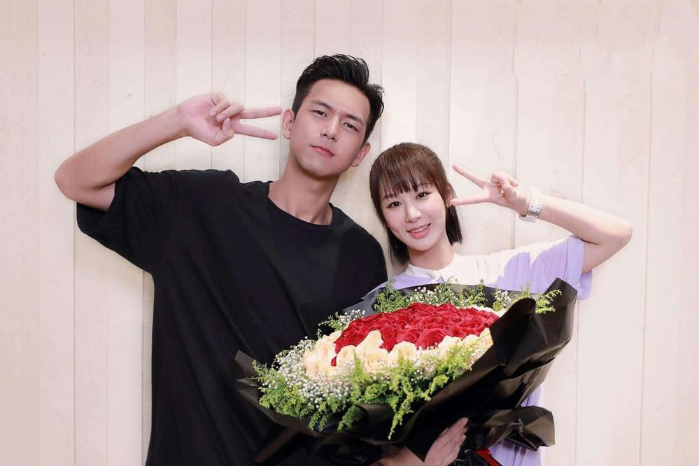 Cặp đôi chọn trang phục khá đồng điệu, khi thì cùng nhau mặc áo phông...