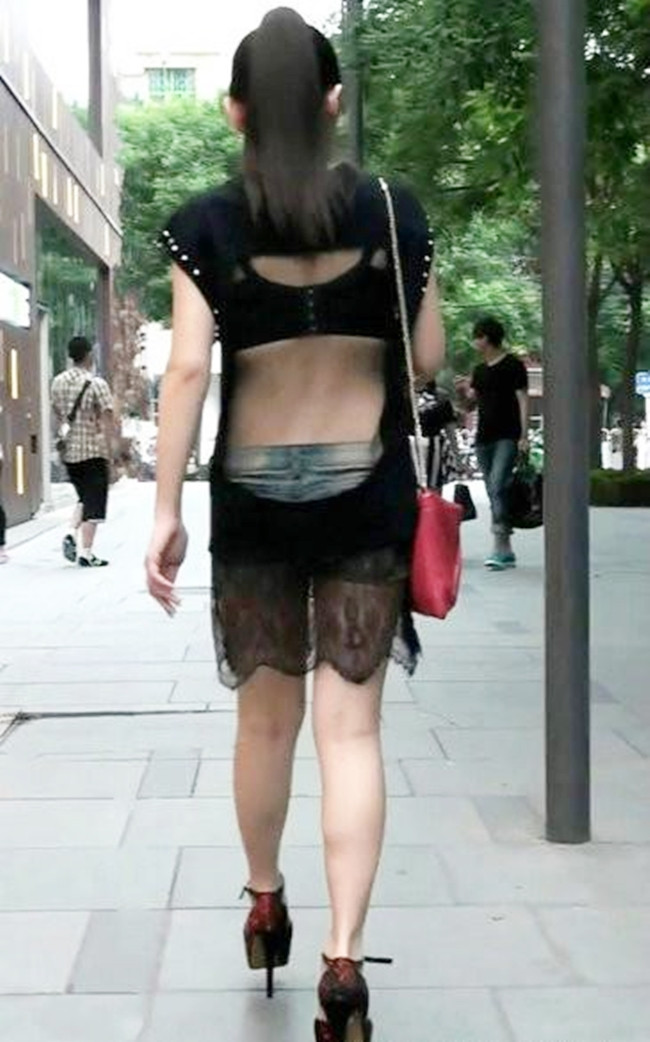 Chiếc áo xuyên thấu hở cả tấm lưng cùng nội y khiến người đi đường "nhức mắt".