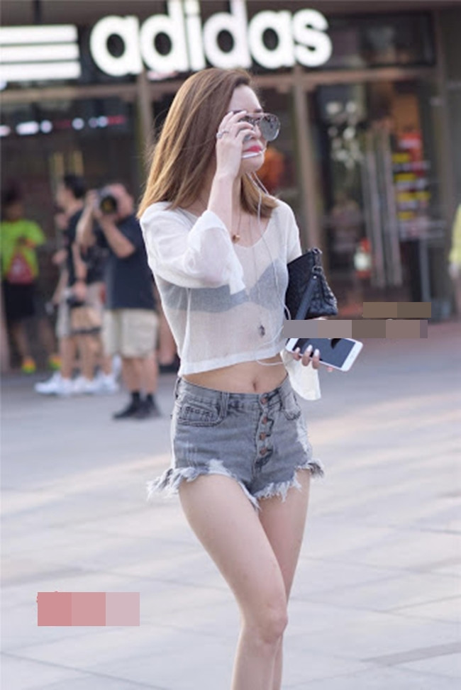 Trang phục xuyên thấu lộ nội y nếu không biết cách kết hợp sao cho khéo sẽ dễ trở thành "thảm họa thời trang" trên phố.