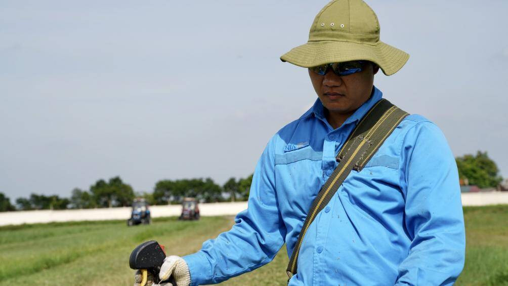 Nhân viên đội bảo trì sân đường cần mẫn làm việc dưới cái nắng cháy da, cháy thịt.