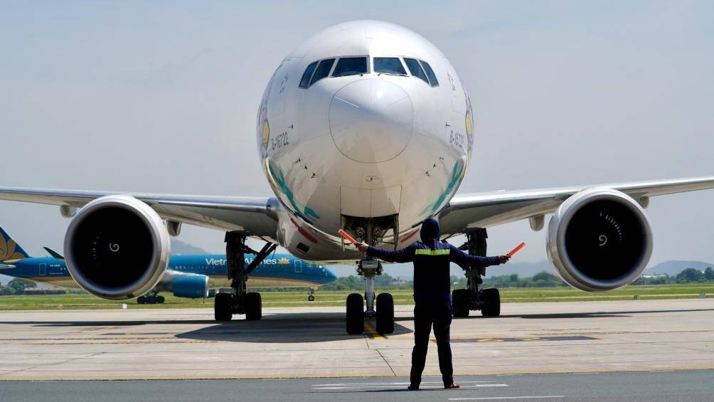 Thủ đô Hà Nội đang trải qua những ngày nắng nóng gay gắt, kéo dài hàng tuần liền với nền nhiệt ngoài trời có lúc trên 45 độ C. Tại Cảng Hàng không quốc tế Nội Bài - Hà Nội, cái nóng dường như khắc nghiệt hơn trên khu vực sân đỗ tàu bay bởi nền bê tông hấp thụ nhiệt trên diện rộng, từ thời tiết cũng như từ động cơ máy bay và các phương tiện phục vụ mặt đất trong mùa cao điểm bay mùa hè.