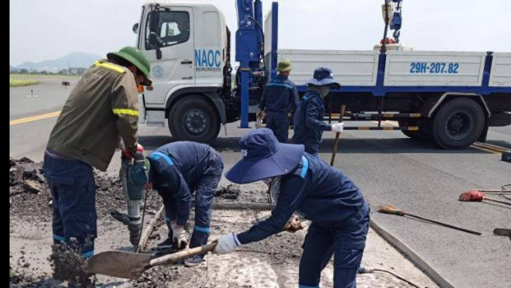 Thời tiết nắng nóng tuy không ảnh hưởng đến khả năng tiếp thu tàu bay cũng như sản lượng vận chuyển hành khách nhưng có ảnh hưởng nhất định đến chất lượng cơ sở hạ tầng khu bay. Nhân viên sân bay Nội Bài tăng cường kiểm tra và sửa ngay các vị trí bị nứt vỡ, bong bật trên đường băng, đường lăn.