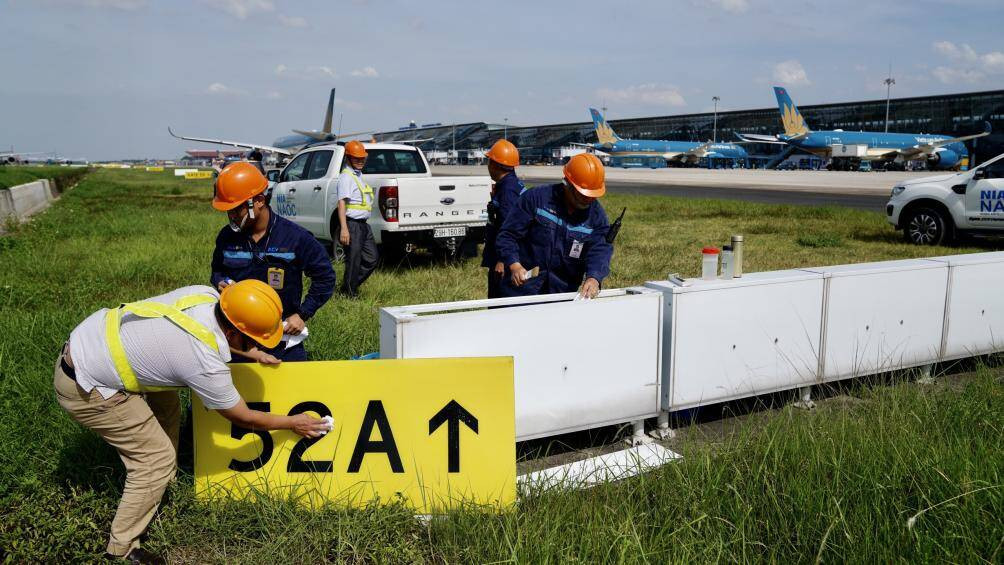Theo thống kê, hoạt động bay tại cảng đã bước vào mùa cao điểm với trung bình hàng ngày lên tới 450 lượt chuyến (L/C), với hơn 65.000 khách. Điều kiện thời tiết khắc nghiệt tạo thêm áp lực cho các nhân viên trực tiếp trên khu bay - những mắt xích trong cả dây chuyền vận hành phục vụ hoạt động bay, đảm bảo quy định an toàn khi thực hiện các chuyến bay.