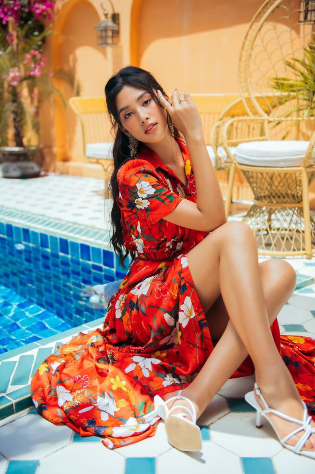 Người đẹp khoe đôi chân dài miên man trong chiếc đầm maxi đỏ họa tiết hoa lá rực rỡ.